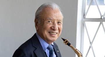 「双眼鏡が気になります」93歳・世界のナベサダ〝サッカー観戦スタイル〟に「ナベサダが代表を応援？？？」「めっちゃ若すぎ！」