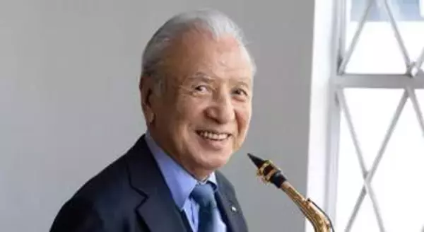 「双眼鏡が気になります」93歳・世界のナベサダ〝サッカー観戦スタイル〟に「ナベサダが代表を応援？？？」「めっちゃ若すぎ！」