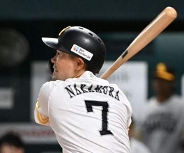 対戦後には異例の光景にファンも涙　ソフトバンク中村晃とオリックス岩嵜翔の最後の同期対決　捕邪飛に倒れるも最後は笑顔で抱擁