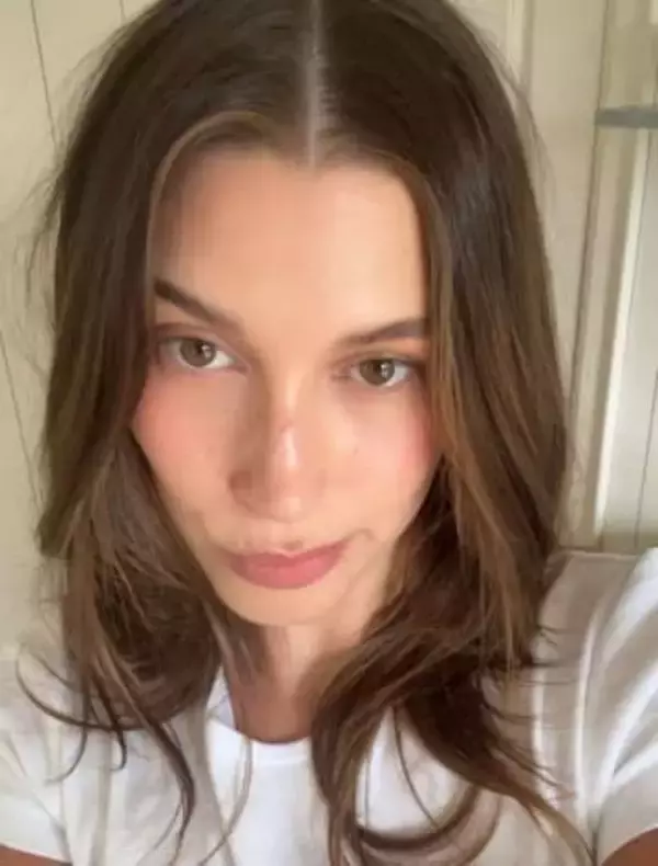 ジャスティン・ビーバーの妻〝透け透けドレス〟披露...29歳モデル〝優美な装い〟に「とても完璧」「自身に満ち溢れた表情がなにより素晴らしい」