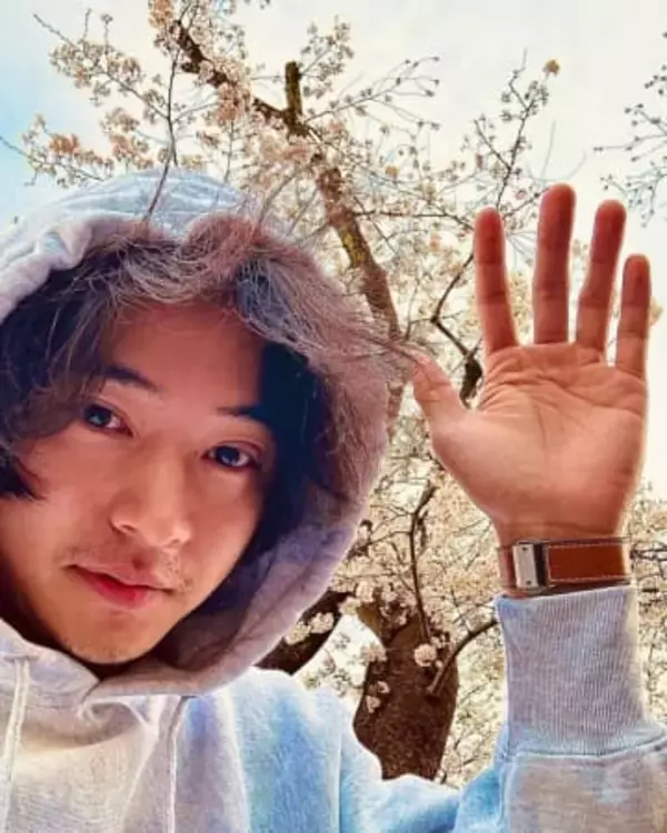 「身長差が絶妙に良くて…」雰囲気一変！山﨑賢人＆水原希子〝ゆるサラリーマンと雨無敵希子さん〟2ショットに「たまんない」「懐かしい髪型の…」「ゆるサラリーマンって」の声