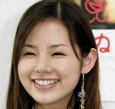 「これで47歳⋯⋯信じられないな」ベッドに横たわる小西真奈美〝無防備〟ショットに反響「相変わらず若々しいな」