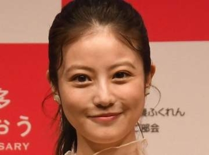 「これは見る」今田美桜、〝ぴったり白T〟で腕を上げ…「視線をガッツリ引きつける」「魅力爆発」ファン騒然