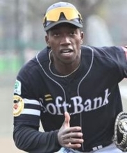 外野転向のイヒネ・イツア、強肩で台湾のファン沸かすも補殺ならず　競争ハイレベルなソフトバンクで守備固め＆代走要員で1軍目指す