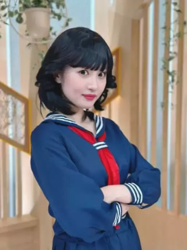 「初めてのセーラー服と聖子ちゃんカット」福岡の人気女性アナが披露した姿に「めっちゃ似合ってます」「元気もらった」の声　〝ふてほど〟CM撮影で「悪戦苦闘」