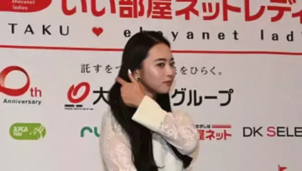 電撃婚から1年⇒優勝後に突然の離婚発表…29歳人気選手〝大胆な大人コーデ〟に「プレーしてる時と全然雰囲気違う」「柏原明日架さん品があって美しい」の声