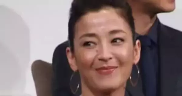 「ドレスの肩ひも落とし...」宮沢りえ〝日米実力派女優〟ジュリアン・ムーアとの2ショットに反響！「2人の共演見てみたい」「いやわかってます、デザインなんですよね」