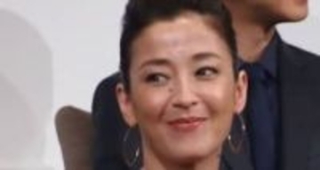 「ドレスの肩ひも落とし...」宮沢りえ〝日米実力派女優〟ジュリアン・ムーアとの2ショットに反響！「2人の共演見てみたい」「いやわかってます、デザインなんですよね」
