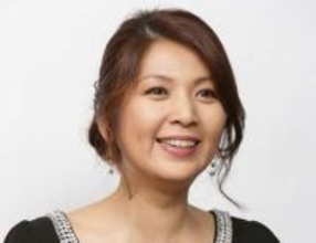 「き、き、き、き、きんぱっく」飯島直子〝ゴールドに輝く美顔〟ショットに「ゴージャス」「すごぉい」