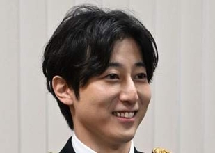 「うどん似合いすぎる」「安心感があります」〝初代うどん王子〟岡澤アキラ、爆盛りうどん完食！見事な箸上げも披露「麺が輝いて見えます」「おかえりっ！」の声