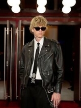 皮膚が真っ黒！〝塗りつぶしタトゥー〟に衝撃「服にしか見えない」「超オシャレ」マシン・ガン・ケリーの上半身に驚きの声