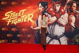 「なんだこれは?」「出過ぎだ」後ろは紐1本、金太郎ドレスの女優オーラ・サフロンに反響「うおー」「混乱しています」