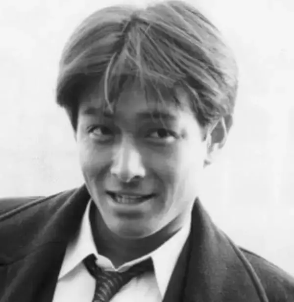 「吉田栄作やん…」56歳でパパになった人気俳優〝白髪ロン毛〟雰囲気がらり最新舞台姿に「結婚4周年おめでとう」「カッコイイ」