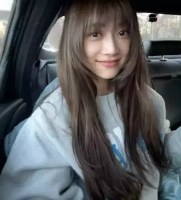 背中ざっくり白ワンピ〝丸の内のミューズ〟ヨンアが最新ショット「年始から癒される」「ナチュラルな姿最高」