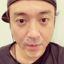 「どういう関係性⁉」ムロツヨシ、24歳谷絹茉優から〝顔寄せられ密着〟仲良しショットで〝おじ顔〟に！「うぉーーーっ!!」「いいなぁー」ファンの声