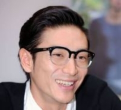 〝パーマで激変〟49歳伊勢谷友介最新ショットに反響「超イカしてる」「何やってもキマるね〜」