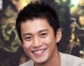 「AI？」血管浮き出るムキムキ半袖姿…小栗旬、女子プロレスラーのSNSに突如登場し騒然！「きゃあ〜〜〜」「す、凄い！」