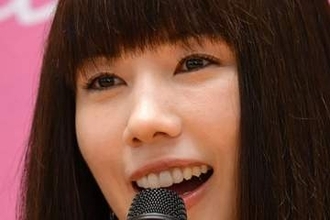 「ついにきた！」「待望の!!!」仲里依紗〝ずっと言い続けていた〟人気俳優と共演！カバンの中身にも反響「お互い夫婦で俳優なんだもんねー」「大混乱しそうな動画」