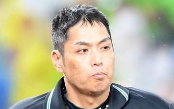 「白井さん、ただのデレデレおじさん」元人気アイドルと2ショットの〝名物審判〟白井一行さんが話題「鼻の下が伸びてる」「どストラーイク！」