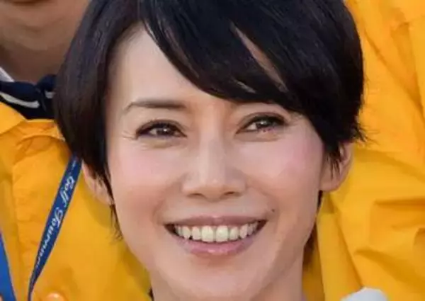 「お痩せになりましたか？」〝肩出し〟トップスの50歳中谷美紀に「ほんとこの人は品があるね」「なかなか優雅な生活をなされているようで…」