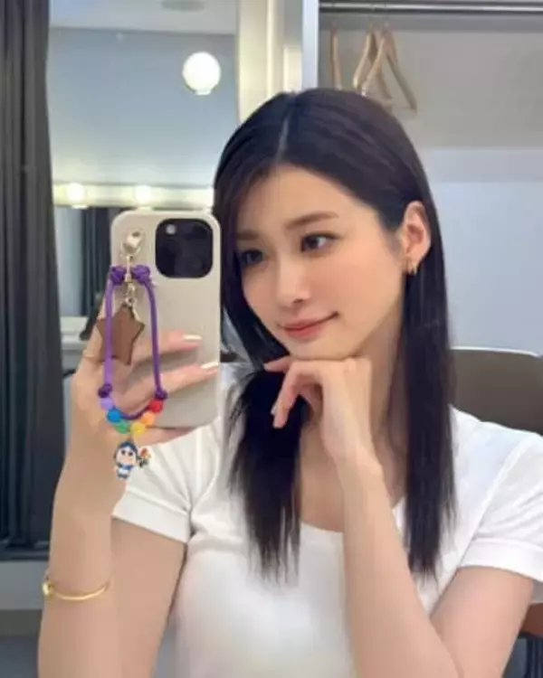 「犯罪級ですよぉ〜」めるる〝ミニ丈浮かれ南国〟ショットに大反響「透明感えぐい…画面越しでも伝わる」「セレブめるるもいいぞ」