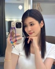 「犯罪級ですよぉ〜」めるる〝ミニ丈浮かれ南国〟ショットに大反響「透明感えぐい…画面越しでも伝わる」「セレブめるるもいいぞ」