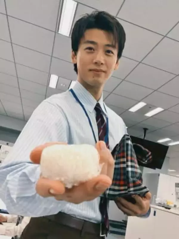 「本物？」シャツはだけて腹のタトゥーがチラ見え...竹内涼真〝激変〟朝ドラ女優と肩組み最新ショットに反響続々「タトゥー最高」「魅力的」話題の10DANCEオフショ