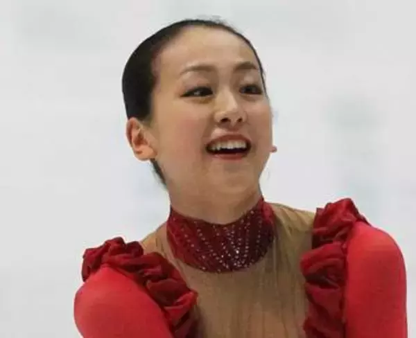 〝大胆な肌見せ〟ドレス姿の35歳・浅田真央さんに騒然「照れるな」「あらまぁ〜」「大人っぽい」
