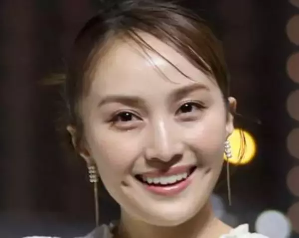 「また違う顔に…」電撃婚から2年…百田夏菜子〝人気者同士〟寄り添い2Sに「身長差メロい」「きゃー近い近い」「ちゅるちゅる」「同級生コンビ」の声