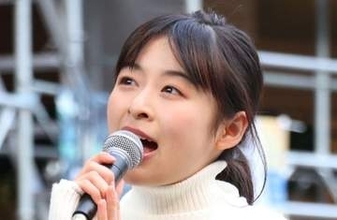 「二の腕マジたまらん」「海苔に見えた」森七菜〝両ワキチラリ〟肩出しショットが反響「1枚なんか羽織って欲しい」「ガン見したくなる年頃」