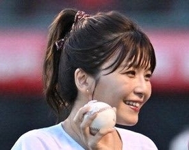 人気アイドルと電撃婚＆出産の39歳歌手〝黒肩ひもドレス〟「黒ドレスで前髪流してるのほんとにどタイプ」