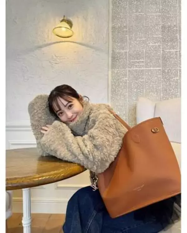 「わずかに見える」「あ、穴が…」「スゲー」くつろぎ姿〝チラ見え〟佐々木希に「ドキドキ」「ち、ちいさい穴、、」反響続々