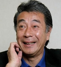 「すごいなぁ笑」「誰かと思ったら…」高田純次〝超ミニ丈〟VIVANTギリギリショットに「流石やわ(笑)」「80手前には見えない」「衝撃」