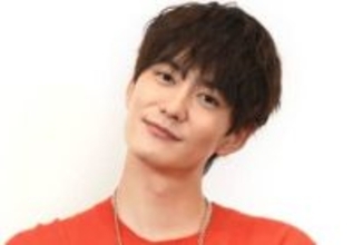 「一体何がどうなって…」「無理ない???」岡田将生〝15年後の自分〟との2ショットに「どう考えても右から左には笑」「この身長差で同一人物…」の声　話題のドラマオフショットに反響