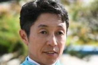 「合成写真かと…」「似すぎ」武豊が3人!?父＆弟と並んだ〝全員騎手3ショット〟に仰天「豊さんが一番小柄」「武ファミリーの歴史ですね」