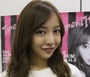 「旦那、とめないのか？」「罪悪感を…」板野友美〝紐ビキニ〟の後ろ姿に騒然「衝撃」「あまり見せない方が…」