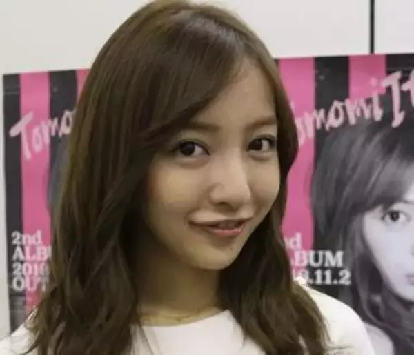 「旦那、とめないのか？」「罪悪感を…」板野友美〝紐ビキニ〟の後ろ姿に騒然「衝撃」「あまり見せない方が…」