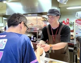 ドラ1から精肉店経営へ　ソフトバンクOBの江川智晃さんがドーム見参　柳田悠岐とのコラボメニュー販売　23日まで本拠地で「ホークス肉肉祭り」