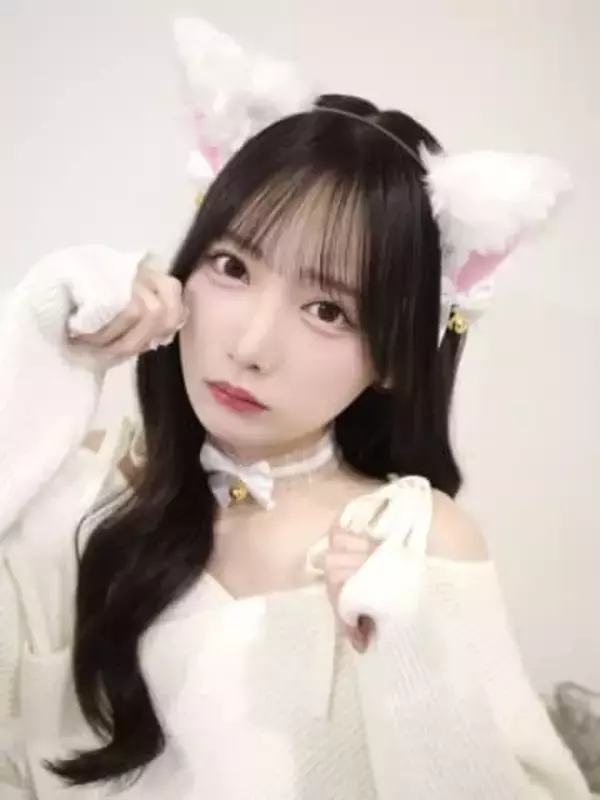 〝左右で違う靴履いてきた〟24歳アイドルのハプニング写真が話題「これはわからない!急いでたら無理!笑」「思ってる数百倍似てた」「困り顔かわいすぎて」