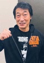 「ドスン」と鈍い音が…小橋建太、人気女性声優へ〝水平チョップ〟動画に反響「お、お、おとが!!笑」「吹っ飛んでますがな」「折れるで」