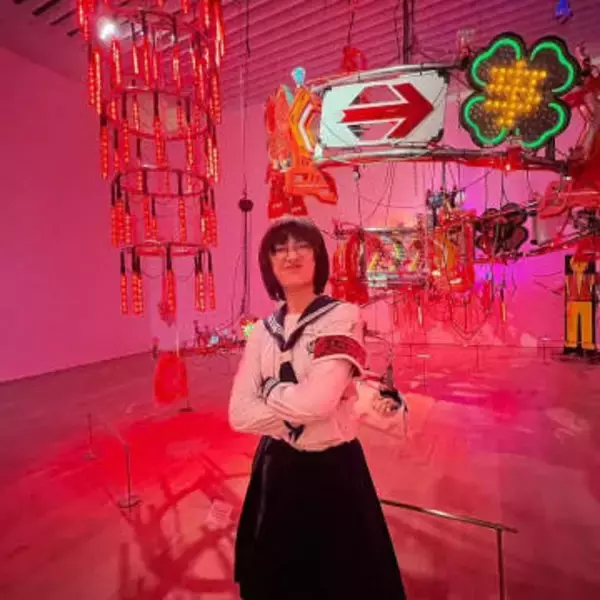 「えっ一瞬だれかと…」新しい学校のリーダーズ・SUZUKA〝驚きの大変身〟モデル姿に「これで一体何人の人間を…」「見た瞬間心臓バクバク」