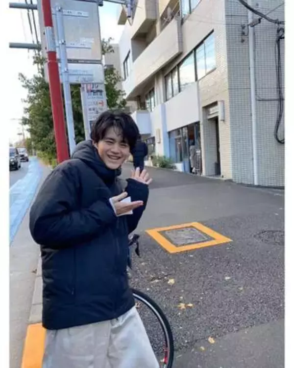 「雰囲気違いすぎて誰かと」鈴鹿央士〝別人級〟姿に反響続々「すごい振り幅​」「しっかり男でメロい」