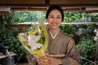 「生半可な根性ではできない」紺野まひる〝ぴたぴた薄着〟倒立姿に「まひる？さん？」「足先までピンと伸びている」