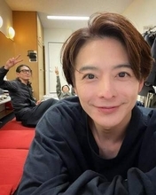 「結婚してたの⁉」年上女優と結婚8年…小池徹平〝子ども写り込み〟家族ショットに「優しいパパしてるんだね」「幸せそうで何より」の声