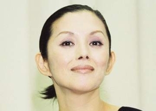 「わあーすごい足上がってる」74歳・夏木マリ、虎ユニフォーム投球ショットに「喝入れてください」「甲子園に降臨」「助けて～投げて～」の声