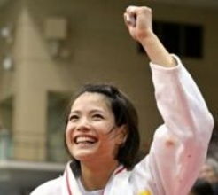 「まぢかー」「どーしたん」阿部詩〝びっくり〟赤キャミ姿で激変ショット