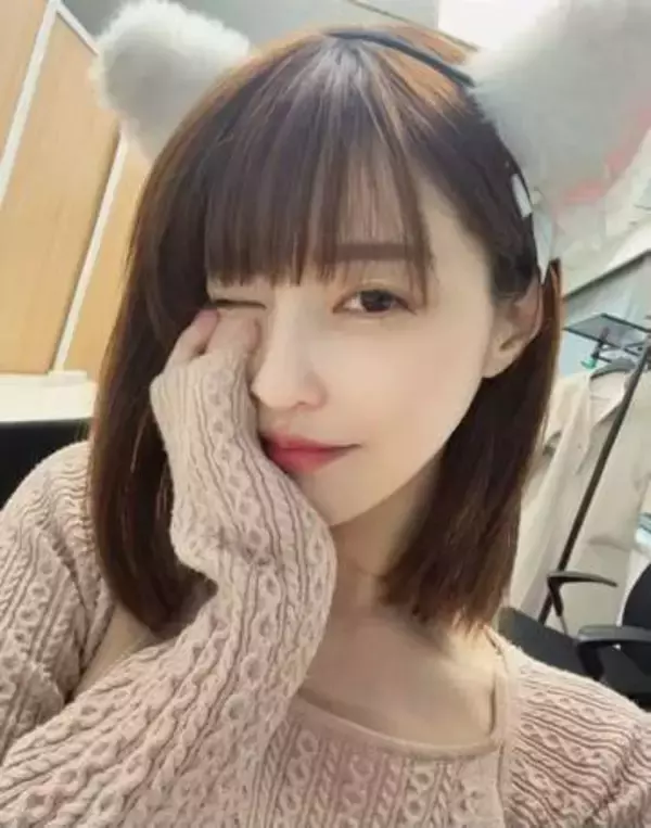 「30代最後かもなんて寂しいわ〜」岸明日香、背中全開〝ぱっくり〟ドレス姿が話題「ドロリッチの頃からずっと大好き」「40代に復活あるのか？その時も限界突破ビキニは必須」