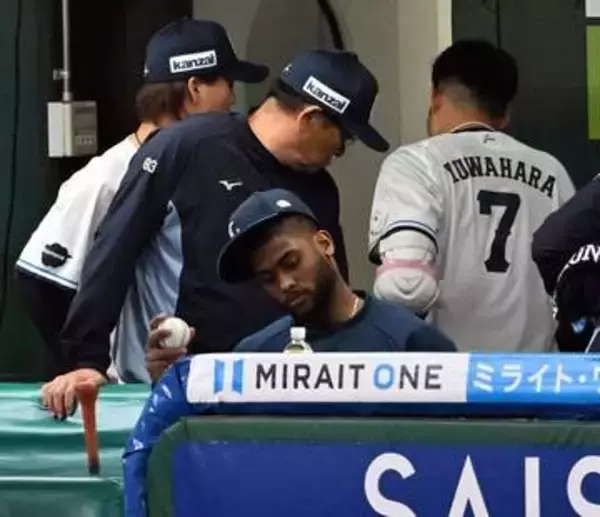 西武にアクシデント　1番・桑原将志が初回に三塁打放つも途中交代　脚を痛めたか