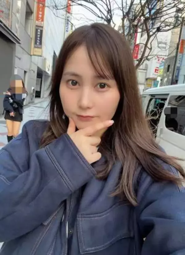 「衣装のまま飛行機出勤」現役アイドル〝衝撃〟機内ショットに「周りの人の目が痛そう」の声…桜木唯衣の投稿に反響