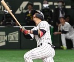 東京ドームの天井直撃で二塁打と思いきや…打席に戻り試合再開　ソフトバンク野村勇が思わず苦笑い【侍ジャパン】